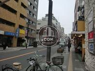 物件前の北方向で、突き当たりが三鷹駅南口です