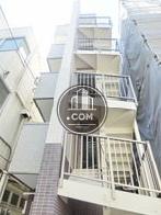 階段とバルコニーが前面に配置されています