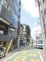 隣接する側道