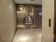 コンクリート打ちっぱなしと、シルバーの建材の相性が良いエントランスホールです