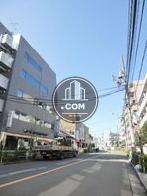 幅広い公道沿い