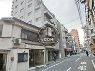 前面の道を進むと山手通りです