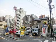 目の前に大型パーキングがあります