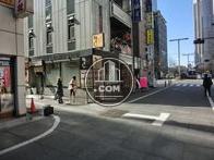 都庁が見えます　この路地を入ります