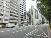正面の道路は靖国通りです