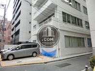 ビル裏側を撮影。路地に面しています
