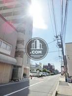 通りの先まで見通せる開放的な公道沿い