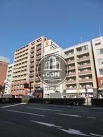 周辺の建物も含めた外観