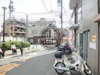 玄関前の通り