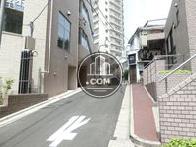 傾斜面沿いの玄関前通り