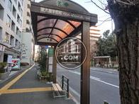 ビル目の前にバス停があるのは嬉しいですね