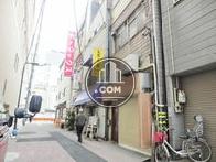 大小の店舗が軒を連ねるエリア