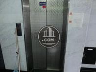 エレベーターはエントランス奥にございます