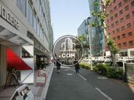 広く歩きやすい歩道です