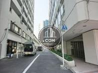 裏手は搬入口となっています