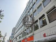 圧倒されそうなほど大きなビルです