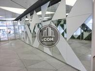 鏡面が各所に用いられています