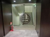 エレベーターホール手前に階段があります