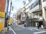 繁華街沿いです