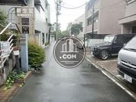 前面道路右側です