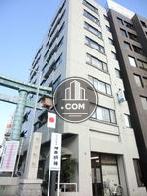 神田明神鳥居の隣に立地しています