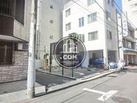ビルの周辺に駐車場があります