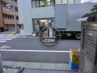 前面道路は広めです