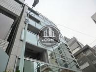清潔感のあるガラス張りの外観