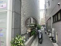 側面は通り抜け可能です