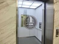エレベーター内部は広々としています