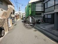 建物裏手の通り