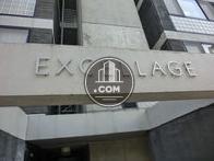 裏側の出入口も表示があります「excellage」