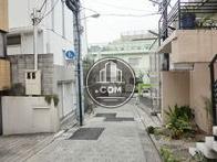 すぐ近くに神宮前小学校があります