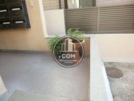 小さな観葉植物がお客様をお出迎えしてくれます