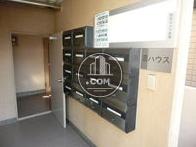 エントランス右手に防犯に優れたダイヤルロック式ポストがあります