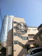 建物後方には六本木ヒルズがそびえ立ちます