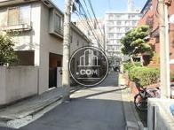 前面道路右側です
