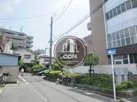 隣接する脇道