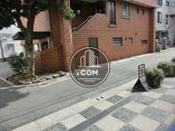 建物右側の路地です