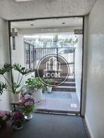 エントランスには観葉植物が配されています