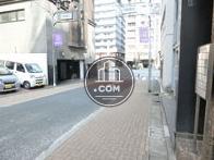玄関前の通り