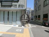 角地に建つビルです