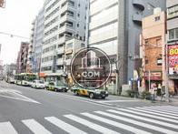 前面は池袋西口から続く大通りです