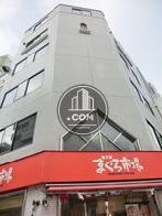 三角形の様な2階部分の特徴的な窓面