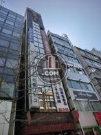 細長いビルが特徴的です
