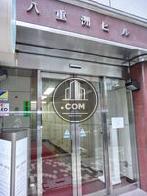 ビルのサインが入った正面玄関