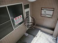 一階、玄関とシャッターの間の空間です