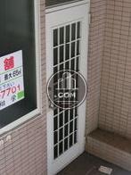 一階の扉部分。外観同様白い扉です