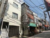 物件正面の通りは様々なお店が連ねてます