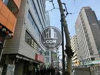 新宿通りに面しています